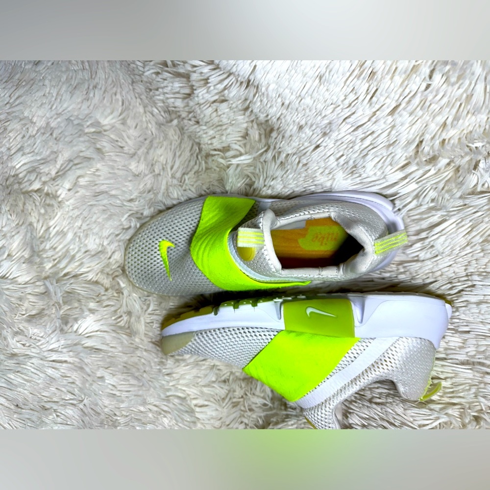 Nike shoes/ white/green